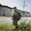Savotta Groupin hallituksen puheenjohtaja Uljas Valkeinen harmittelee tilannetta, jossa tuotantoa ei pystytä käynnistämään Karstulan jäähallin tiloissa valituskierteen takia. Yhtiö on valmistanut Puolustusvoimille varusteita vuodesta 1960.