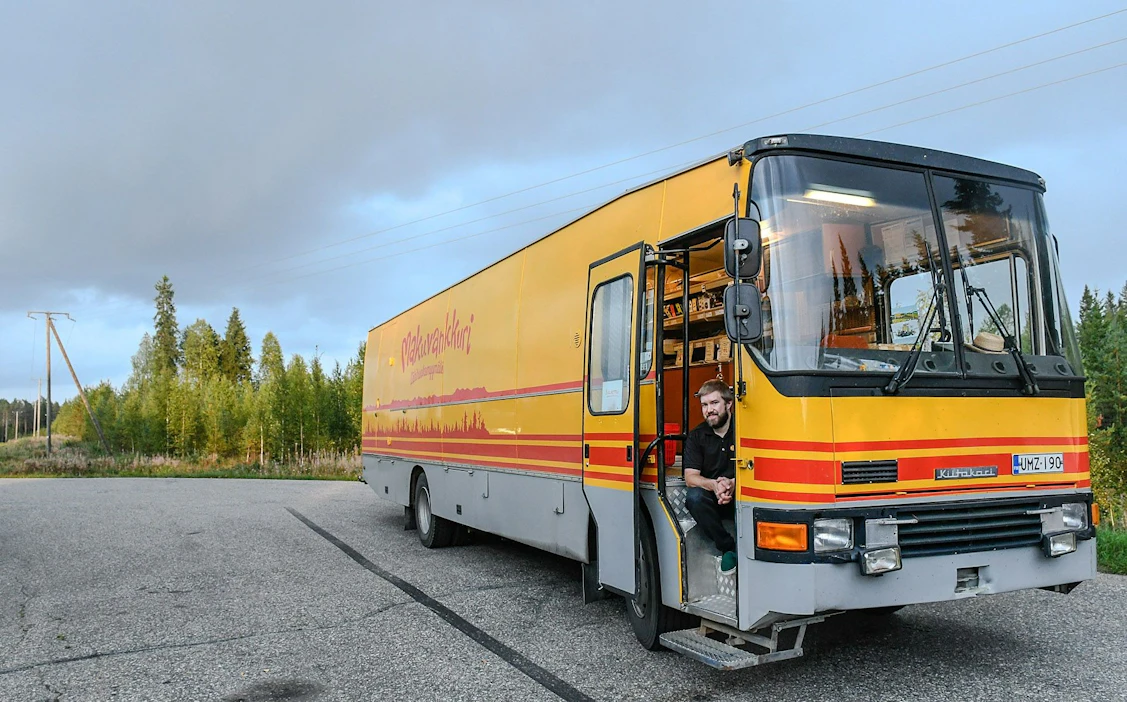 Teemu Virrantalo hankki myymäläauton itselleen vuonna 2017. Toistaiseksi viimeiset asiakkaat kävivät autossa ostoksilla jouluna 2019.
