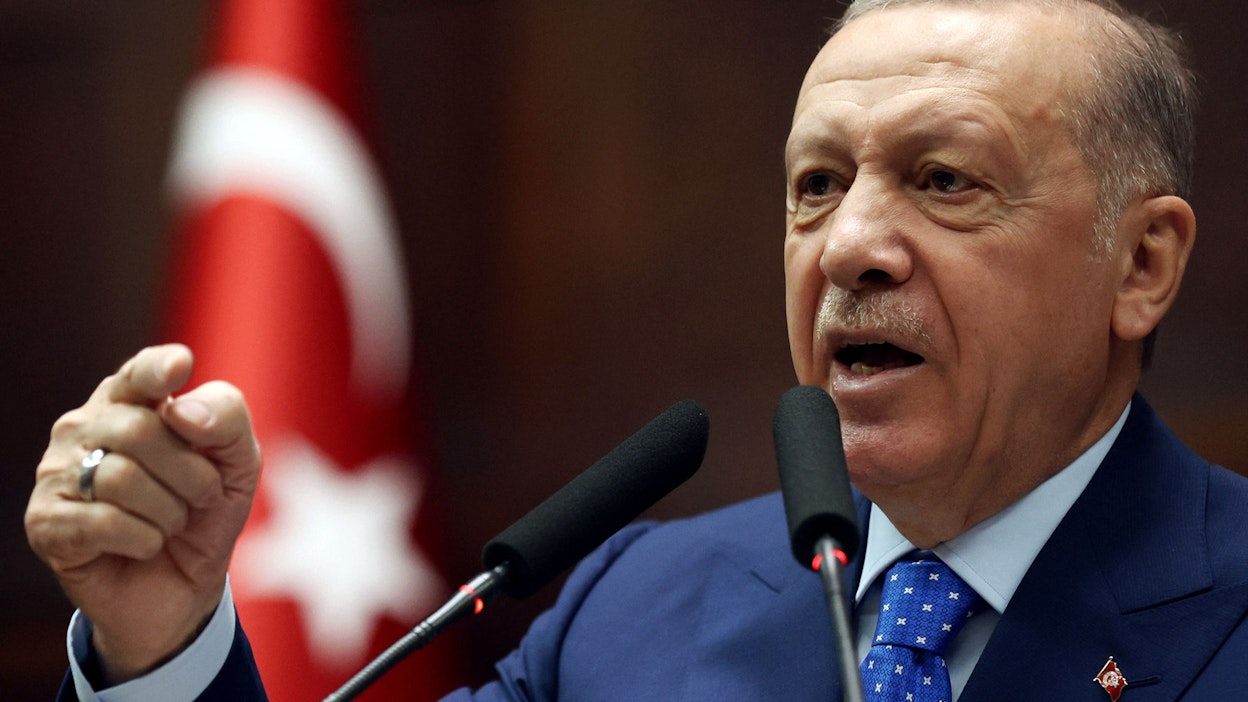 Turkki on asettunut poikkiteloin Suomen ja Ruotsin Nato-jäsenyyden tavoittelussa. Turkin presidentti Recep Tayyip Erdogan on syyttänyt maita muun muassa &quot;terroristien majoittamisesta&quot;. LEHTIKUVA / AFP. 