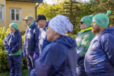 Suomen paras maatalouslomittaja -kilpailun kuusi finalistia kuuntelivat keskittyneinä ohjeita ensimmäiseen tehtävään Sirolan luomulammastilalla perjantaiaamuna 12.9.2025. 