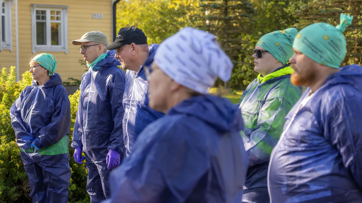 Suomen paras maatalouslomittaja -kilpailun kuusi finalistia kuuntelivat keskittyneinä ohjeita ensimmäiseen tehtävään Sirolan luomulammastilalla perjantaiaamuna 12.9.2025.