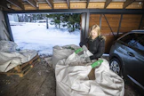 "Säkkitoimituksen kustannushan oli järkyttävä ja siirtely on kohtuullisen iso homma käsipelillä", harmittelee siuntiolainen Anne Laurila, joka aiemmin sai pelletit suoraan omakotitalonsa siiloon puhallettuna.