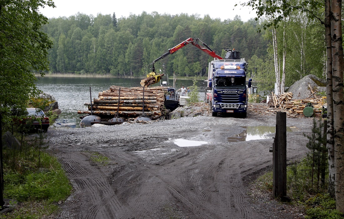 Teiden kunto rapistuu yhä pahemmin, Metsäteollisuus arvostelee.