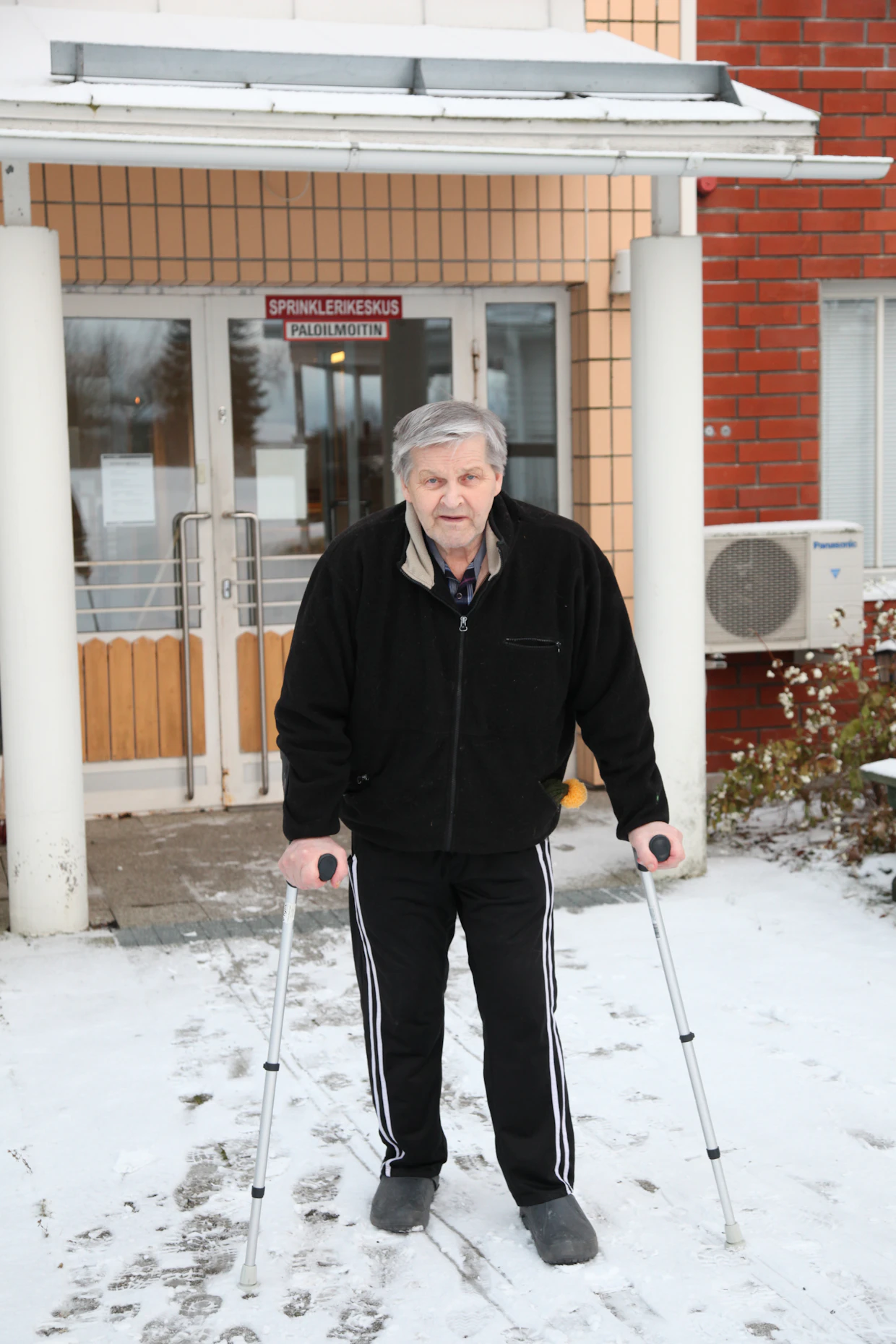 Jaakon liikkumiskyky on hieman parantunut. Nykyisin hän tekee sisätiloissa pieniä kävelylenkkejä kyynärsauvoilla. Ulkona hän ei liukkailla keleillä juuri liiku.