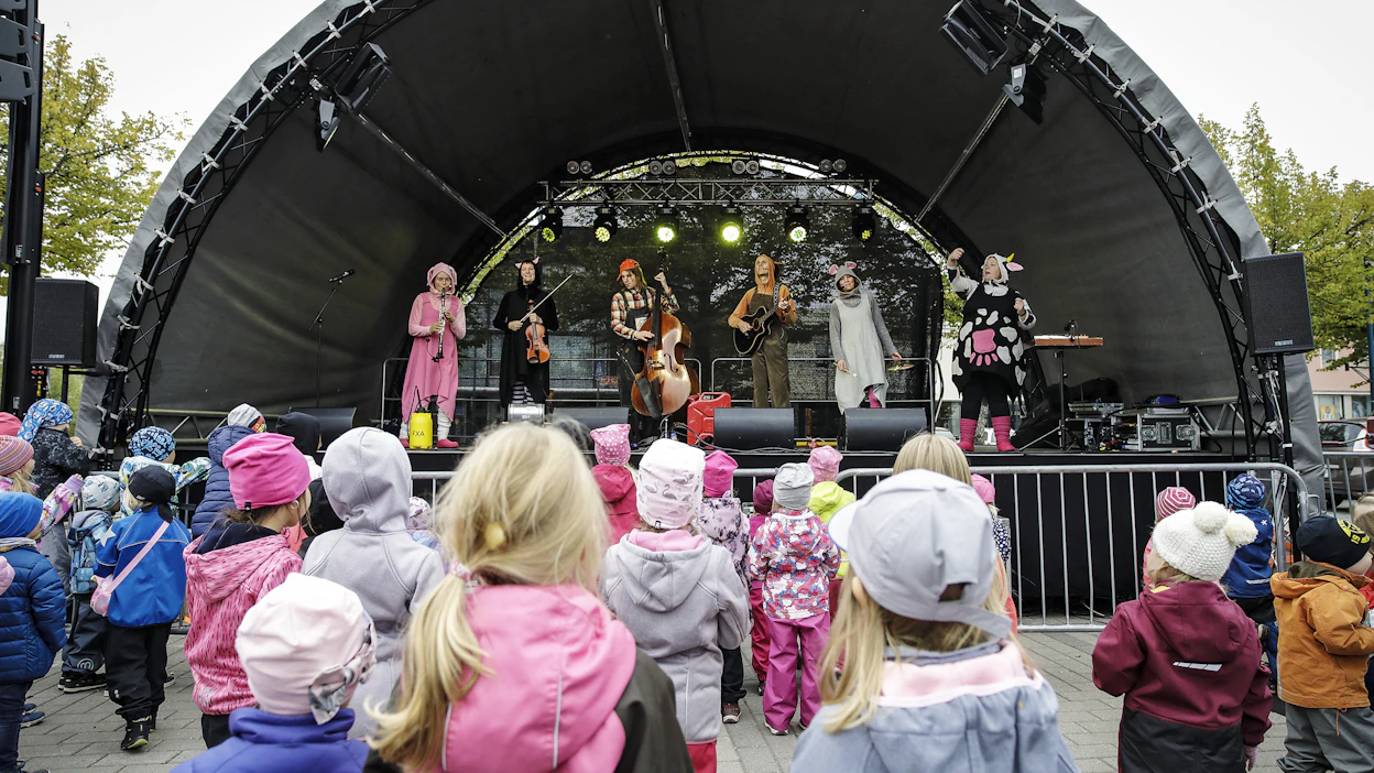 Suomessa on paljon hyviä lastenmusiikkiyhtyeitä, mutta niiden musiikkia ei juuri kuule radiossa.