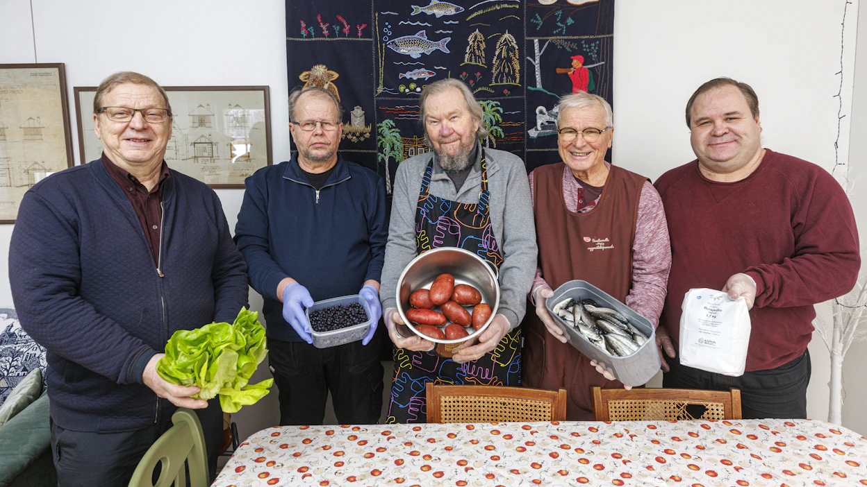 Miesten kokkikerho kokoontuu Kolkontaipaleen kylätalolla keskiviikkoisin. Paikalla olivat tällä kertaa Asko Linnaranta (vas.), Hannu Hulkkonen, Seppo Helttunen, Pauli Kärkkäinen ja Olli-Pekka Nykänen.