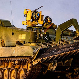 Nato harjoitteli syksyllä Liettuassa pidetyssä sotaharjoituksessa muun muassa aseistetun kaivurikaluston käyttöä.