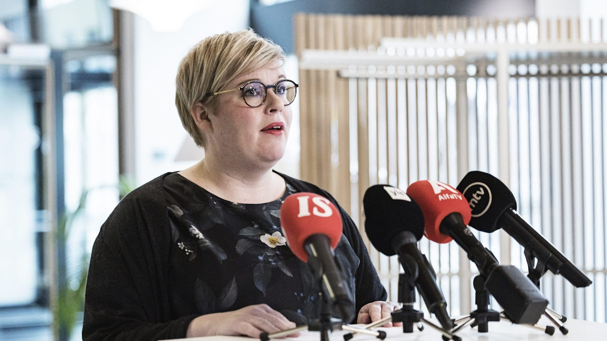 Valtiovarainministeri Annika Saarikko tiedotustilaisuudessa hallituksen varautumisen ministerityöryhmän kokouksen jälkeen. LEHTIKUVA / Roni Rekomaa. 