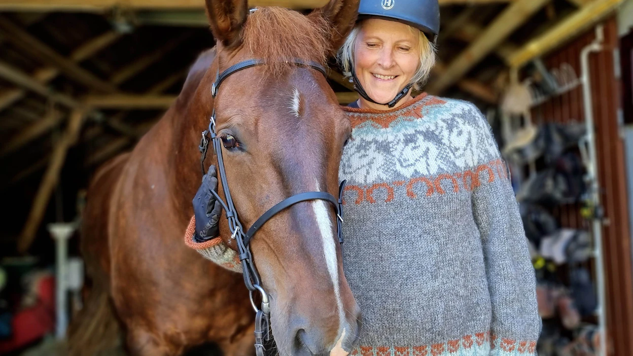 Hevosvoimainen Kangasala -villapaita syntyi hevosten ja Kangasalan luonnon inspiroimana. Kuvassa kesähevonen Maikki ja ratsastaja Heidi Kulo.