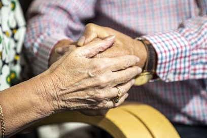 Voisiko niukkuuden vanhustenhoidossa kääntää läheisyydeksi perheen kesken, pohtii Simo Ralli.