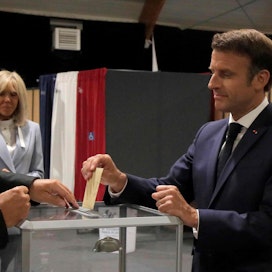 Ranskan presidentti Emmanuel Macron kävi sunnuntain parlamenttivaaleissa äänestämässä yhdessä vaimonsa Brigitten kanssa.