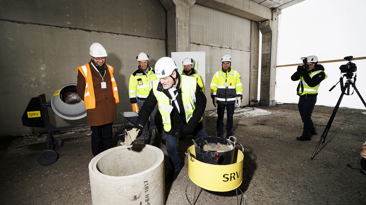 Äänekosken kaupunginjohtaja Matti Tuononen pääsi muuraamaan kertopuutehtaan peruskiveä. Taustalla tilannetta tarkkailevat äänekoskelaislähtöinen kansanedustaja Timo Harakka (sd.) ja Metsä Woodin toimialajohtaja Jaakko Anttila.