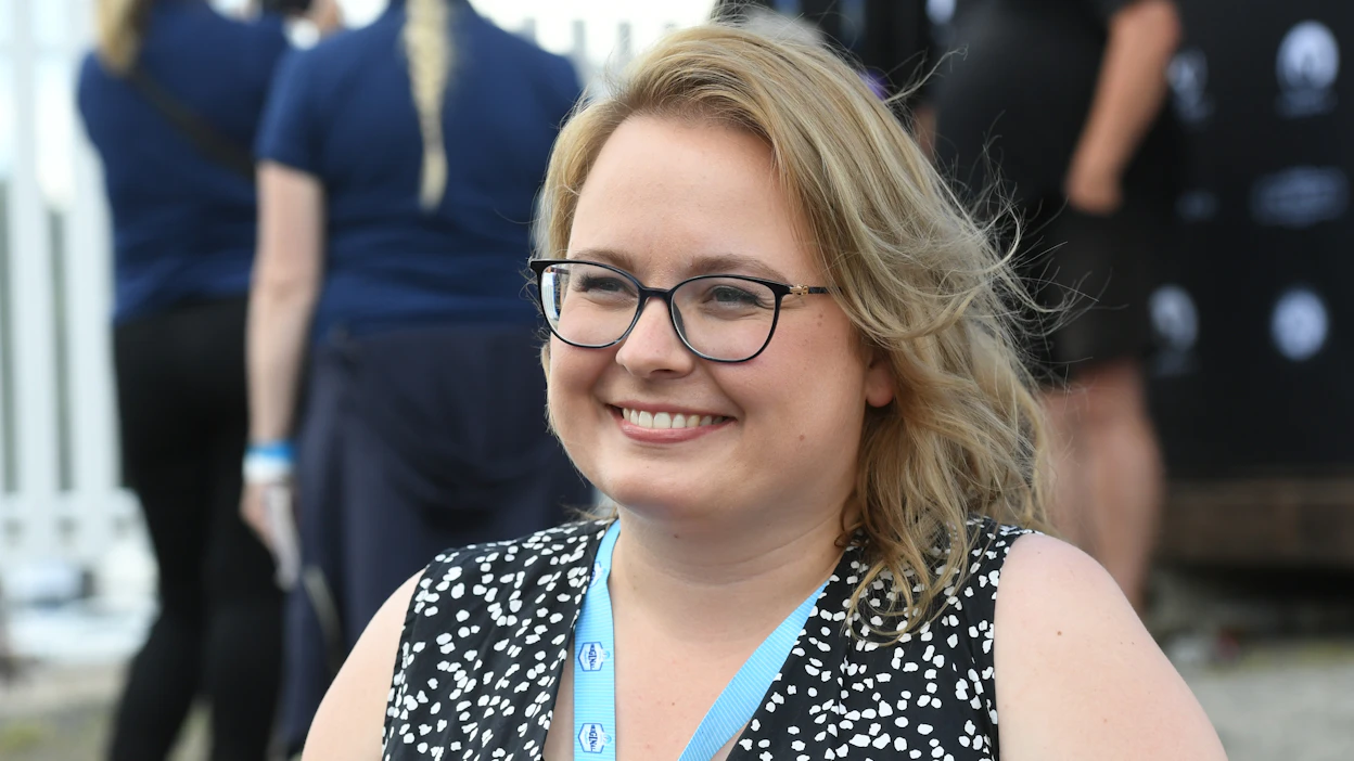 Elina Hirvosen hymy ei hyytynyt viime kesän kuninkuusravien jättikiireessäkään. Nyt hänen johdossaan on pian jo kaksi hämäläistä ravirataa.