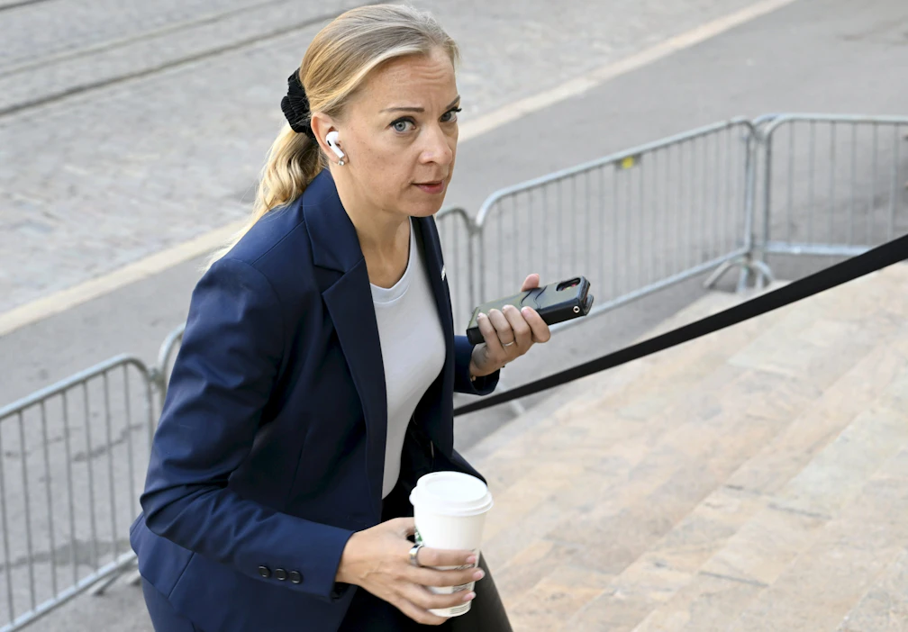RKP:n varapuheenjohtaja Sandra Bergqvist muistutti, että puolueelle tärkeät kysymykset ovat muiden käsissä, jos päättävissä pöydissä ei olla mukana. LEHTIKUVA / Heikki Saukkomaa.