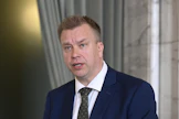 Keskustan puheenjohtajan Antti Kaikkosen mukaan hallitus ei tehnyt budjettiriihessä riittäviä toimia, joilla ruoantuottajien tilannetta olisi voitu kestävästi ja pitkäjänteisesti parantaa tai edes auttaa pahimman yli. HEIKKI SAUKKOMAA / LEHTIKUVA.