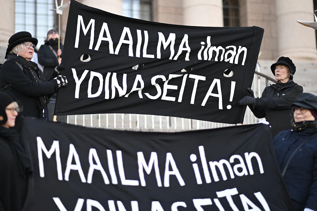 Kysymys ydinaseista on herättänyt Suomessa kiivasta keskustelua. Mielenosoitus eduskuntatalon portailla 13. maaliskuuta 2026. LEHTIKUVA / Mikko Stig.