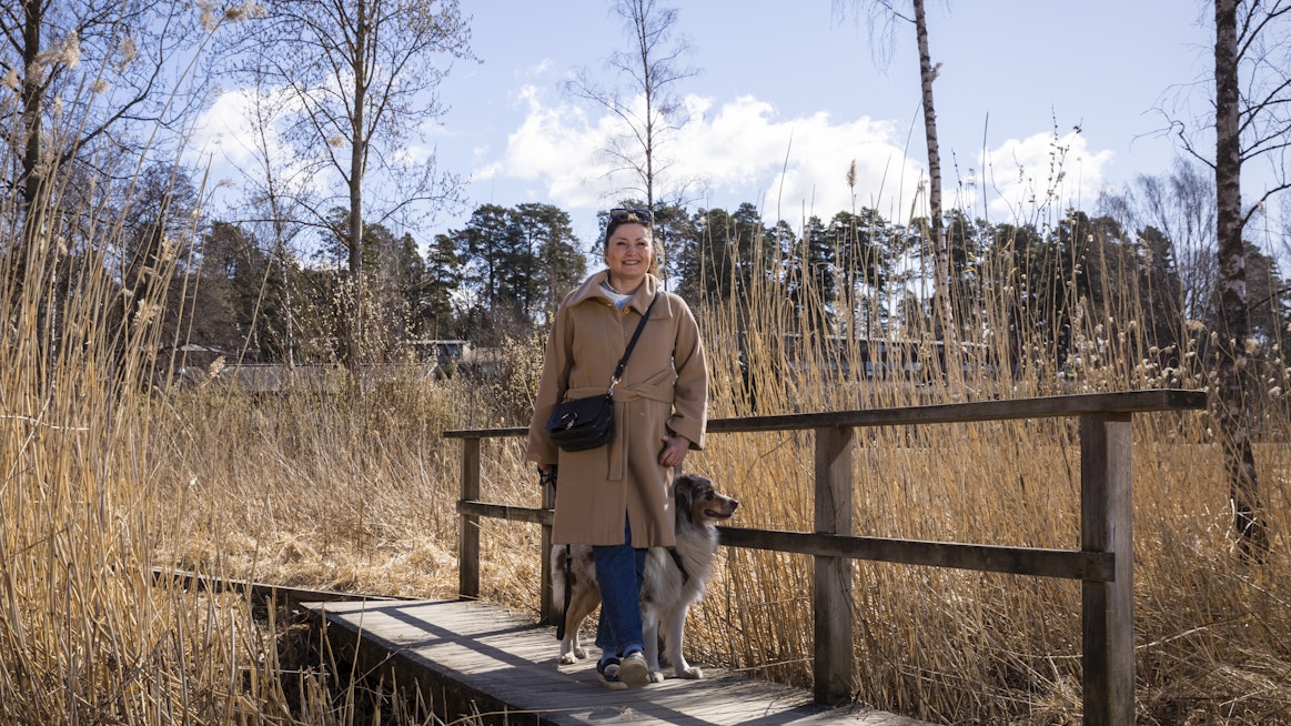 Sari Helin ulkoilee mielellään koiransa Pluton kanssa sekä Helsingissä että mökillä Heinävedellä, missä hän viettää paljon aikaa ympäri vuoden. ”Siellä ei ole mukavuuksia, mutta ei tässä olla ihan eilisen teeren tyttöjä”, Helin naurahtaa.