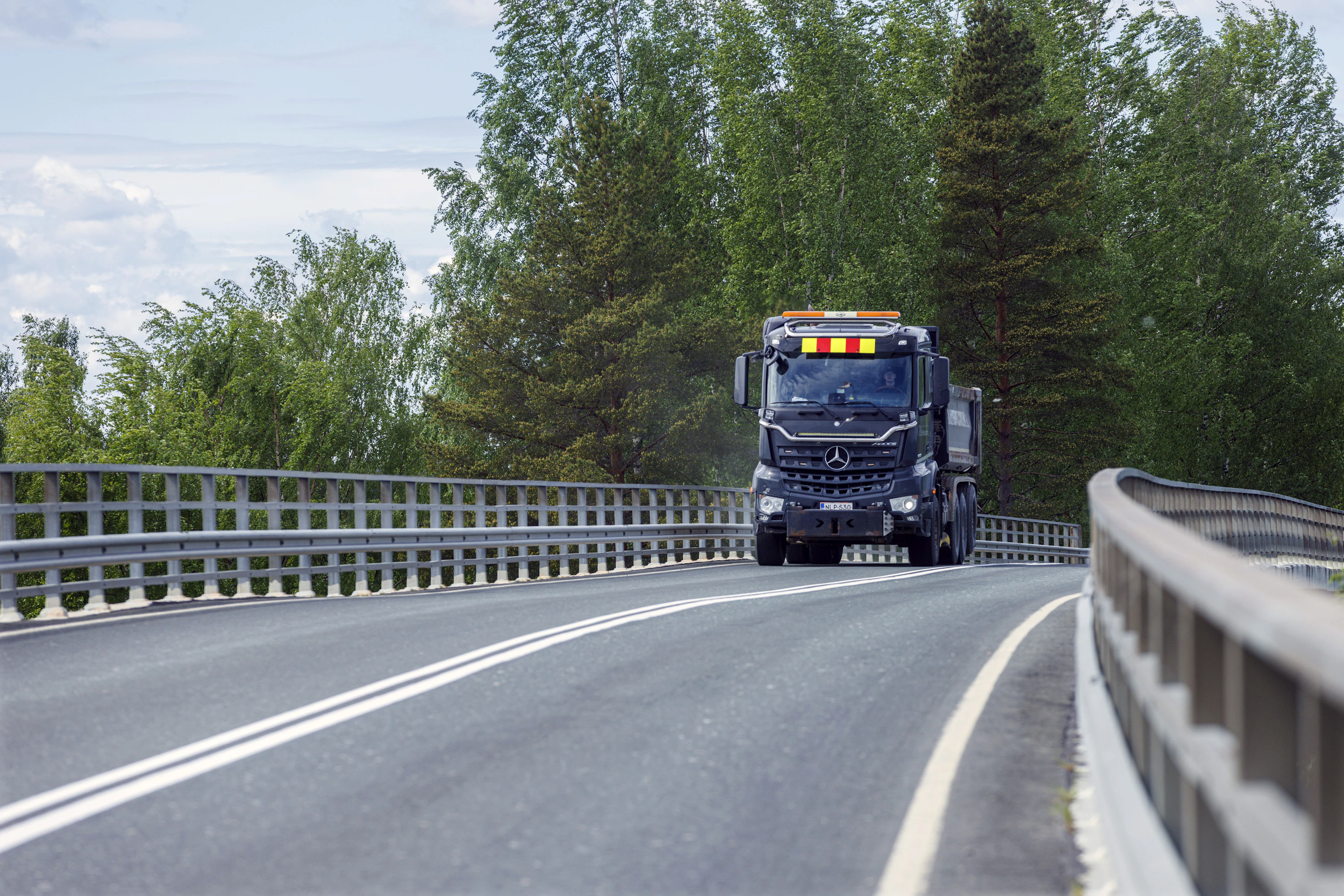 Itä-Suomessa on 2 254 siltaa, joista 137 huonokuntoista ja 46 painorajoitettuja. Roope Rissanen ajaa sillan yli kuorma-autonsa ja hakkurinsa, jotka painavat 30 tonnia.