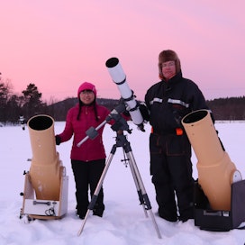 Mikko ja Xiaoyun Suomisella on järeät välineet avaruuden tarkkailuun. 