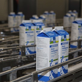 Arkistokuvassa Korian meijerillä Kaslinkin aikaan vuonna 2019 pakattua private label -maitoa.