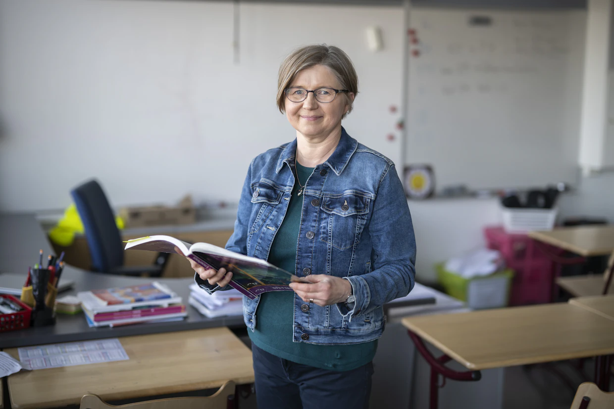 Ulla Ollikainen opettaa alakoululaisia Ihalan koulussa Raisiossa. Kuudesluokkalaiset opettelevat Suomessa esiintyviä metsätyyppejä.