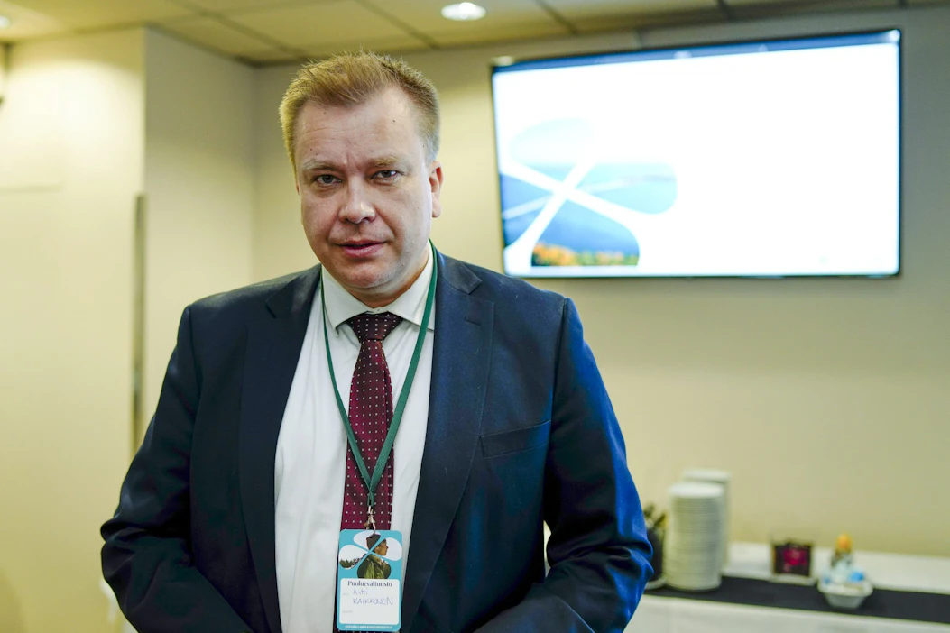 Puolustusministeri Antti Kaikkosen mukaan yhteistyötä Ruotsin kanssa on tarkoitus syventää muilla keinoilla. LEHTIKUVA / Timo Aalto.
