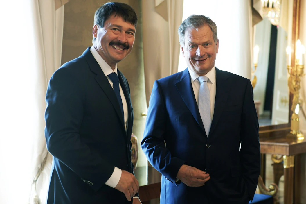 Unkarin presidentti Janos Ader (vas.) ja Suomen presidentti Sauli Niinistö (oik.) puhuivat keskiviikkona puhelimessa. LEHTIKUVA / Antti Aimo-Koivisto.