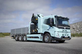 Volvo Trucks aloitti raskaiden täyssähkökuorma-autojen sarjatuotannon tämän vuoden syyskuussa. Tuotanto käynnistyi vetoautoilla ja alustamallit seuraavat perässä alkuvuonna 2023. Kuvan FMX on jo tilattavissa ja toimituksiin päästään kesällä 2023.