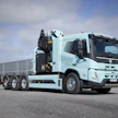 Volvo Trucks aloitti raskaiden täyssähkökuorma-autojen sarjatuotannon tämän vuoden syyskuussa. Tuotanto käynnistyi vetoautoilla ja alustamallit seuraavat perässä alkuvuonna 2023. Kuvan FMX on jo tilattavissa ja toimituksiin päästään kesällä 2023.