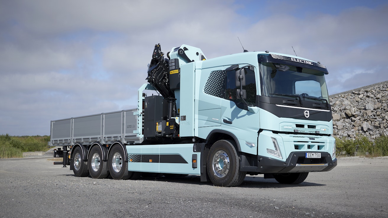 Volvo Trucks aloitti raskaiden täyssähkökuorma-autojen sarjatuotannon tämän vuoden syyskuussa. Tuotanto käynnistyi vetoautoilla ja alustamallit seuraavat perässä alkuvuonna 2023. Kuvan FMX on jo tilattavissa ja toimituksiin päästään kesällä 2023.