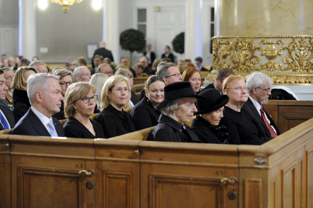 Tellervo Koivisto, Eeva Ahtisaari, Tarja Halonen ja Pentti Arajärvi osallistuivat itsenäisyyspäivän juhlajumalanpalvelukseen Helsingin tuomiokirkossa. Taustalla ministerit Pekka Haavisto, Anna-Maja Heriksson, Tuula Haatainen, Krista Kiuru, Mika Lintilä ja Sirpa Paatero. LEHTIKUVA / MIKKO STIG.