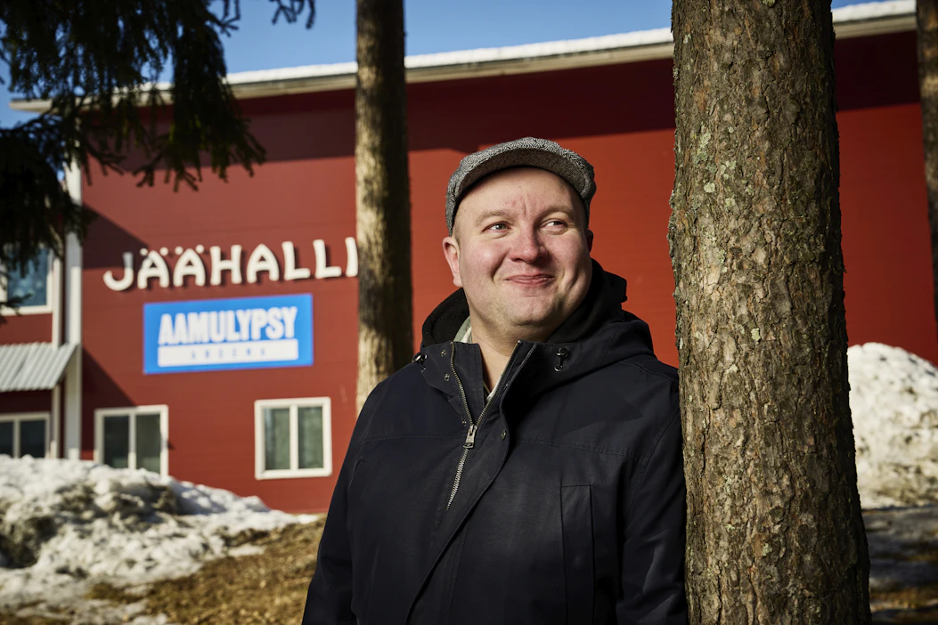 Kiuruveden jäähallista tehtiin Aamulypsy Areena. Kuntamarkkinoinnissa ollaan Kiuruvedellä räväköitä, sanoo kaupunginjohtaja Juha-Pekka Rusanen.
