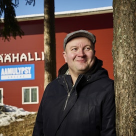 Kiuruveden jäähallista tehtiin Aamulypsy Areena. Kuntamarkkinoinnissa  ollaan Kiuruvedellä räväköitä, sanoo kaupunginjohtaja Juha-Pekka Rusanen.