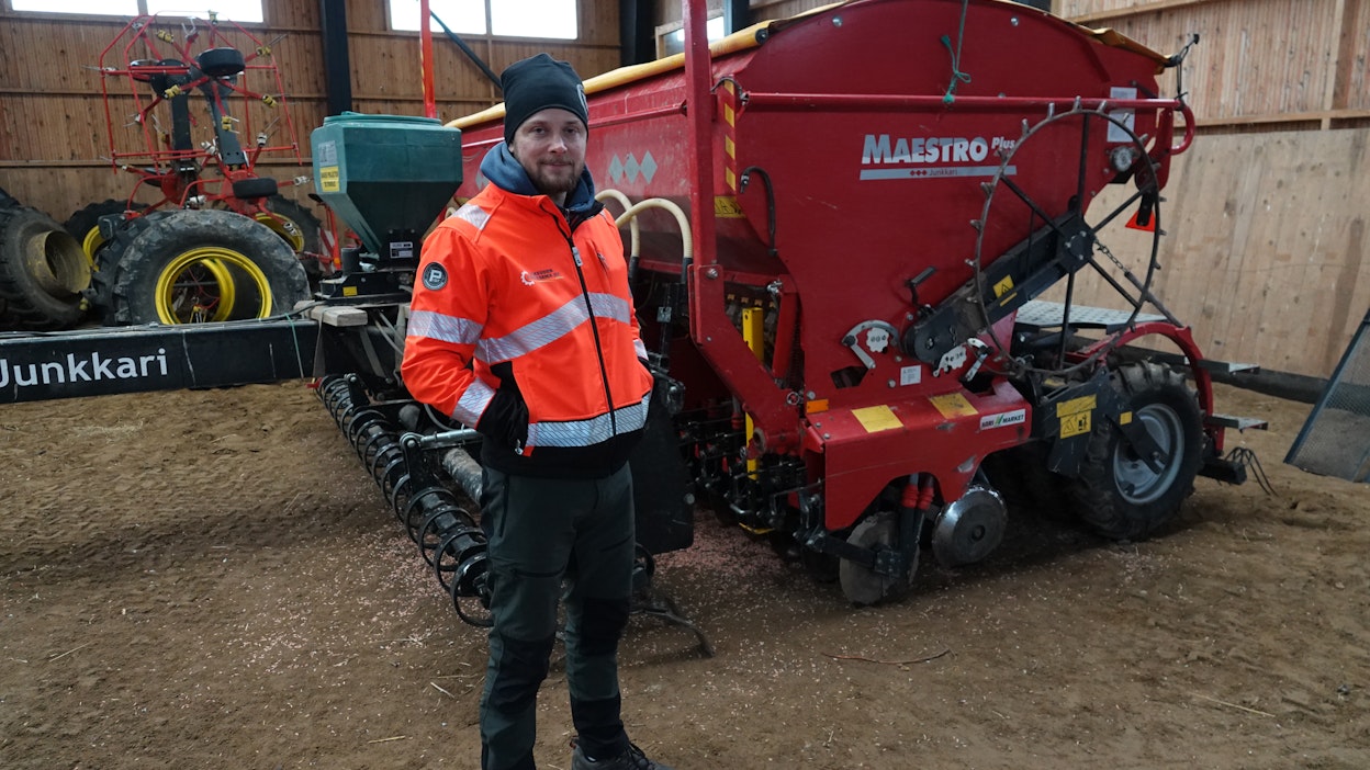 ”Viime keväänä kylvettiin satokartan mukaan säätämällä lannoitetta. Tulevana keväänä on tarkoitus säätää myös siemenmäärää”, Tuomikoski paljastaa.