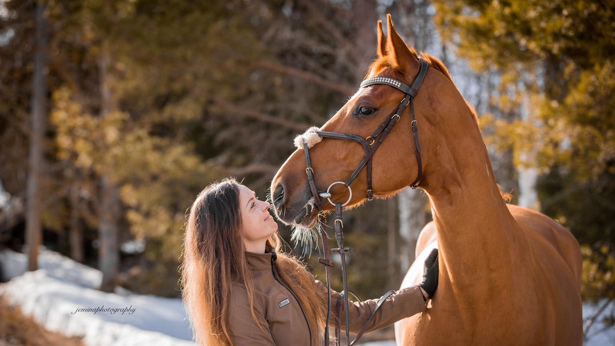 Kristiina Lukula toteaa, että hevoset vievät ajatukset täysin pois työstä ja muista arjen asioista. 