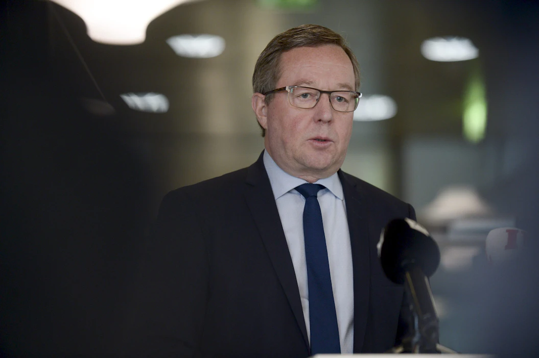 Kokous alkoi puoli kolmelta iltapäivällä elinkeinoministeri Mika Lintilän (kesk.) johdolla. LEHTIKUVA / Mikko Stig.