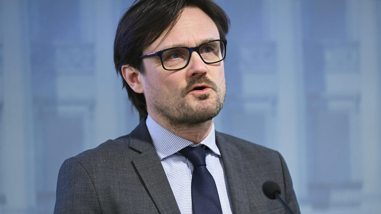 Finanssineuvos Janne Huovari esitteli torstaina ministeriön talousennustetta tiedotustilaisuudessa. LEHTIKUVA / Vesa Moilanen.