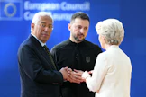 Sekä Eurooppa-neuvoston puheenjohtajan Antonio Costan että EU-komission puheenjohtajan Ursula von der Leyenin mukaan EU on täysin sitoutunut Ukrainan tukemiseen. Arkistokuvassa molemmat yhdessä Ukrainan presidentti Volodomyr Zelenskyin kanssa. LEHTIKUVA/AFP. 