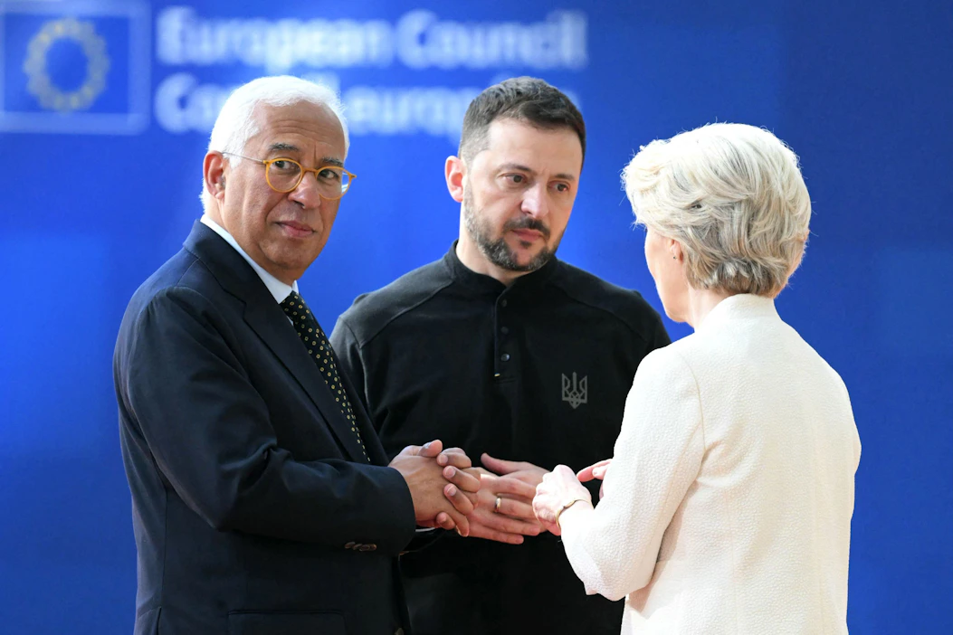 Sekä Eurooppa-neuvoston puheenjohtajan Antonio Costan että EU-komission puheenjohtajan Ursula von der Leyenin mukaan EU on täysin sitoutunut Ukrainan tukemiseen. Arkistokuvassa molemmat yhdessä Ukrainan presidentti Volodomyr Zelenskyin kanssa. LEHTIKUVA/AFP.