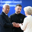 Sekä Eurooppa-neuvoston puheenjohtajan Antonio Costan että EU-komission puheenjohtajan Ursula von der Leyenin mukaan EU on täysin sitoutunut Ukrainan tukemiseen. Arkistokuvassa molemmat yhdessä Ukrainan presidentti Volodomyr Zelenskyin kanssa. LEHTIKUVA/AFP.