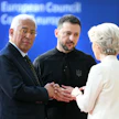 Sekä Eurooppa-neuvoston puheenjohtajan Antonio Costan että EU-komission puheenjohtajan Ursula von der Leyenin mukaan EU on täysin sitoutunut Ukrainan tukemiseen. Arkistokuvassa molemmat yhdessä Ukrainan presidentti Volodomyr Zelenskyin kanssa. LEHTIKUVA/AFP.