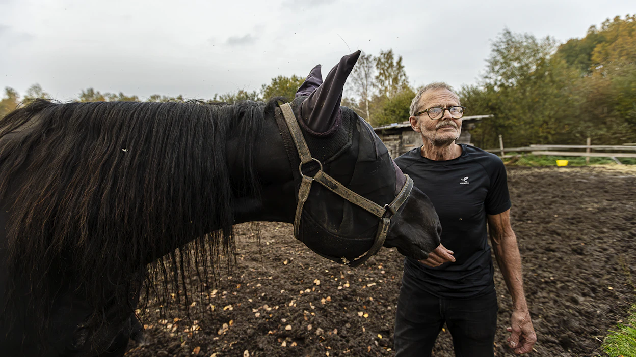 Eero Ojasti kertoo, miten hän pääsee Rosis Ramoksen karsinan siivouksessa vähällä vaivalla.