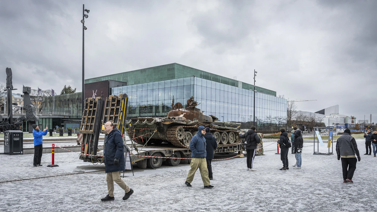 Helsingin keskustaan tuotiin näytille Ukrainan sodassa tuhottu venäläispanssarivaunun raato viime vuoden marraskuussa.
