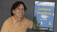 Riku Cajander on aiemmissa teoksissaan käsitellyt vesilintuja ja kahlaajia sekä laajemmin lintujen uhanalaisuutta ja äänimaailmaa.
