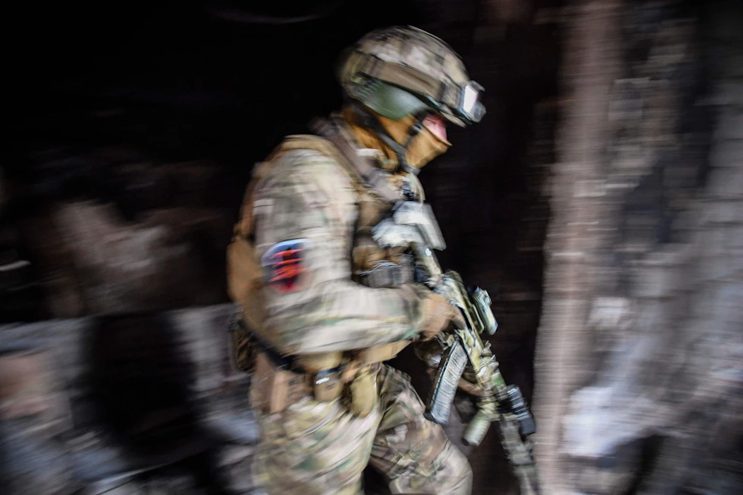 Venäläissotilas partioi tiistaina Ukrainan Mariupolissa draamateatterin luona. Kuva on otettu Venäjän asevoimien järjestämällä käynnillä. Lehtikuva/AFP.