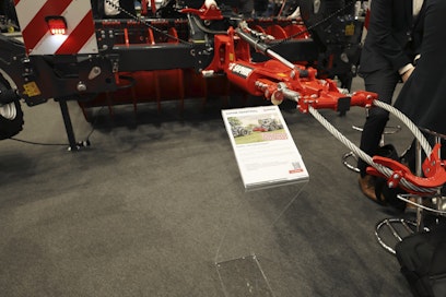 Saphirin Smartpull -ratkaisussa vetolenkki lasketaan hydrauliikalla avustettavan koneen koukkuun. Vetolenkin tukirakenteet ovat joustavat, jolloin veto ei ala äkkinäisesti. Tällöin vetotraktorin vetokykykin on parempi. 