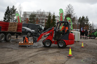 Pienemmän Attackin puomi on helppo ja tarkka hallita. Ohjaamon melutaso on korkea.
