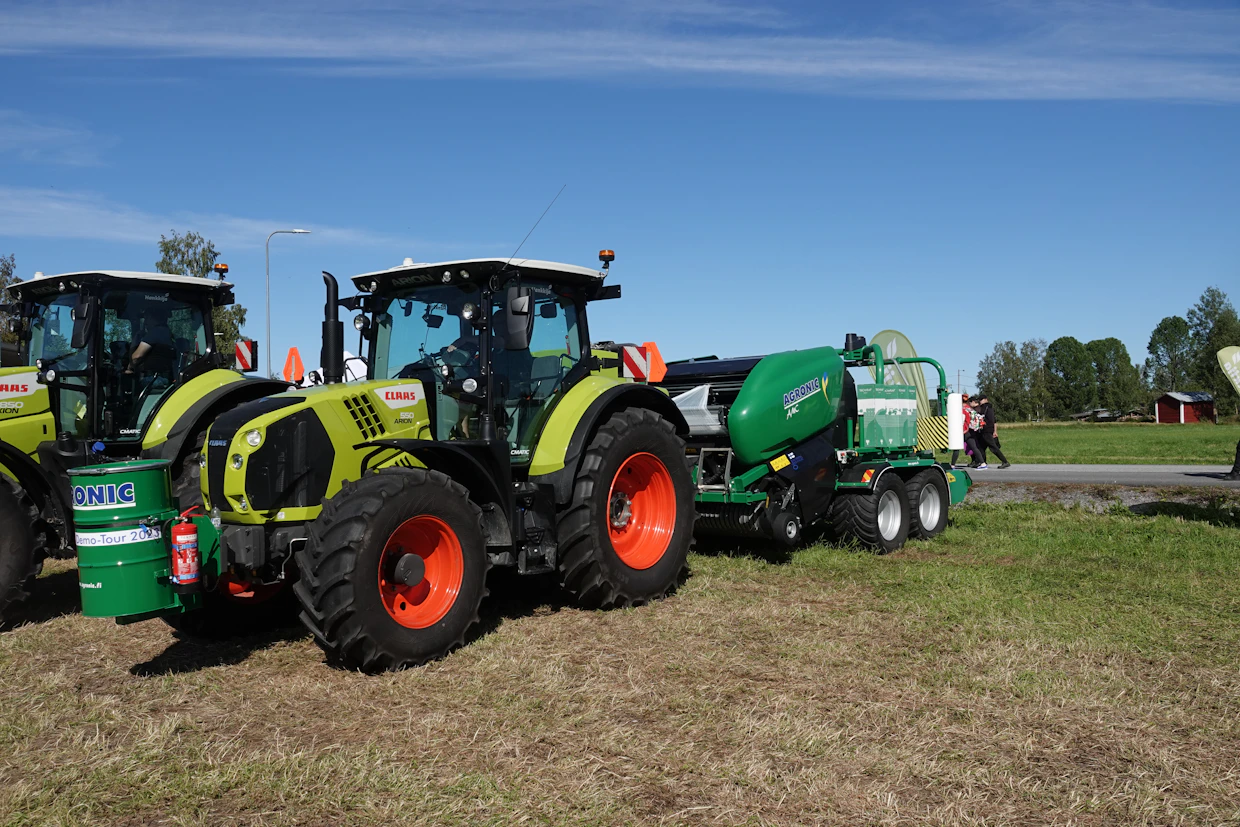 Hankkijan markkinoima165-hevosvoimainen Claas Arion 550 ja Agronicin AMC yhdistelmäpaalain muodostavat tehokkaan yhden kuskin ketjun tuorerehun korjuuseen.