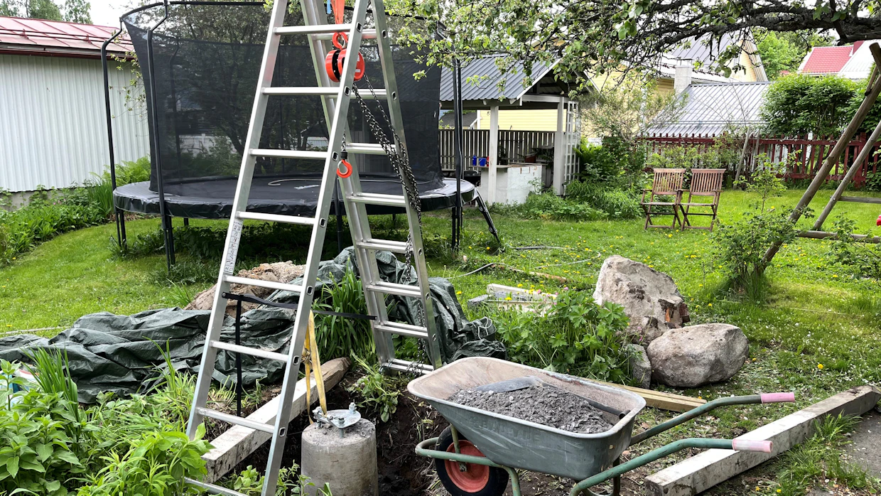 Vanha betonimöykky (taka-alalla) nostettiin ja uusi betonimöykky laskettiin tikkaisiin kiinnitetyn ketjuvinssin avulla.