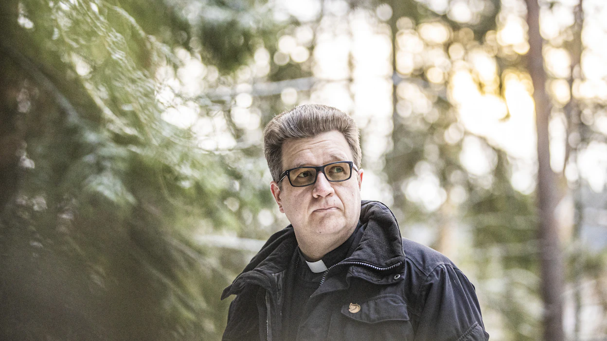 Ville Melanen työskentelee Inkerin kirkossa pastorina Siperiassa, mutta asuu nyt Lahdessa perheensä kanssa sotatilanteen vuoksi.